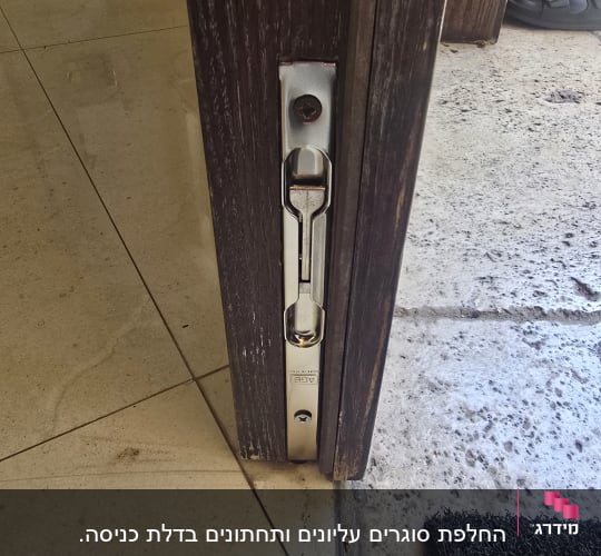 מנעול דלת מתכת על משקוף עץ